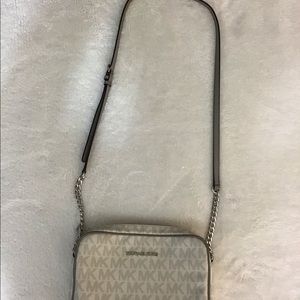 Cartera Michael Kors usada $25